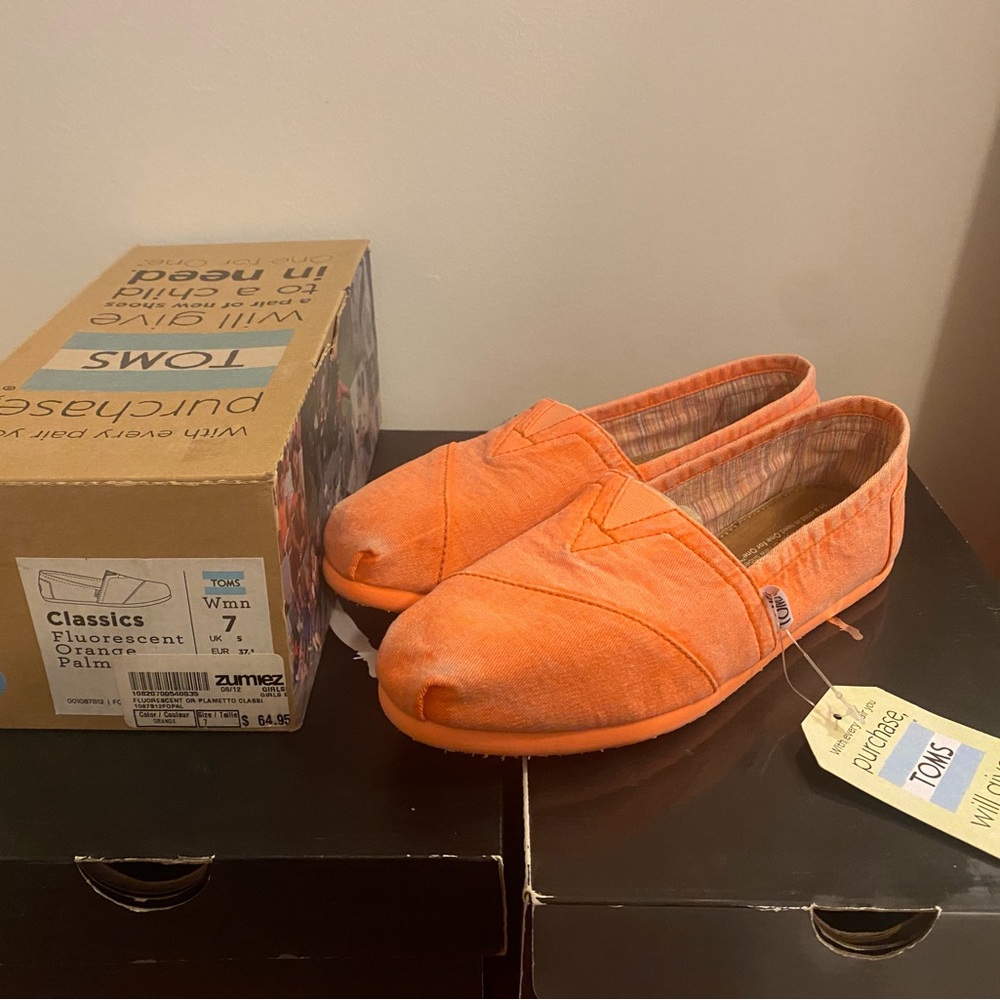 NWT Toms Classic